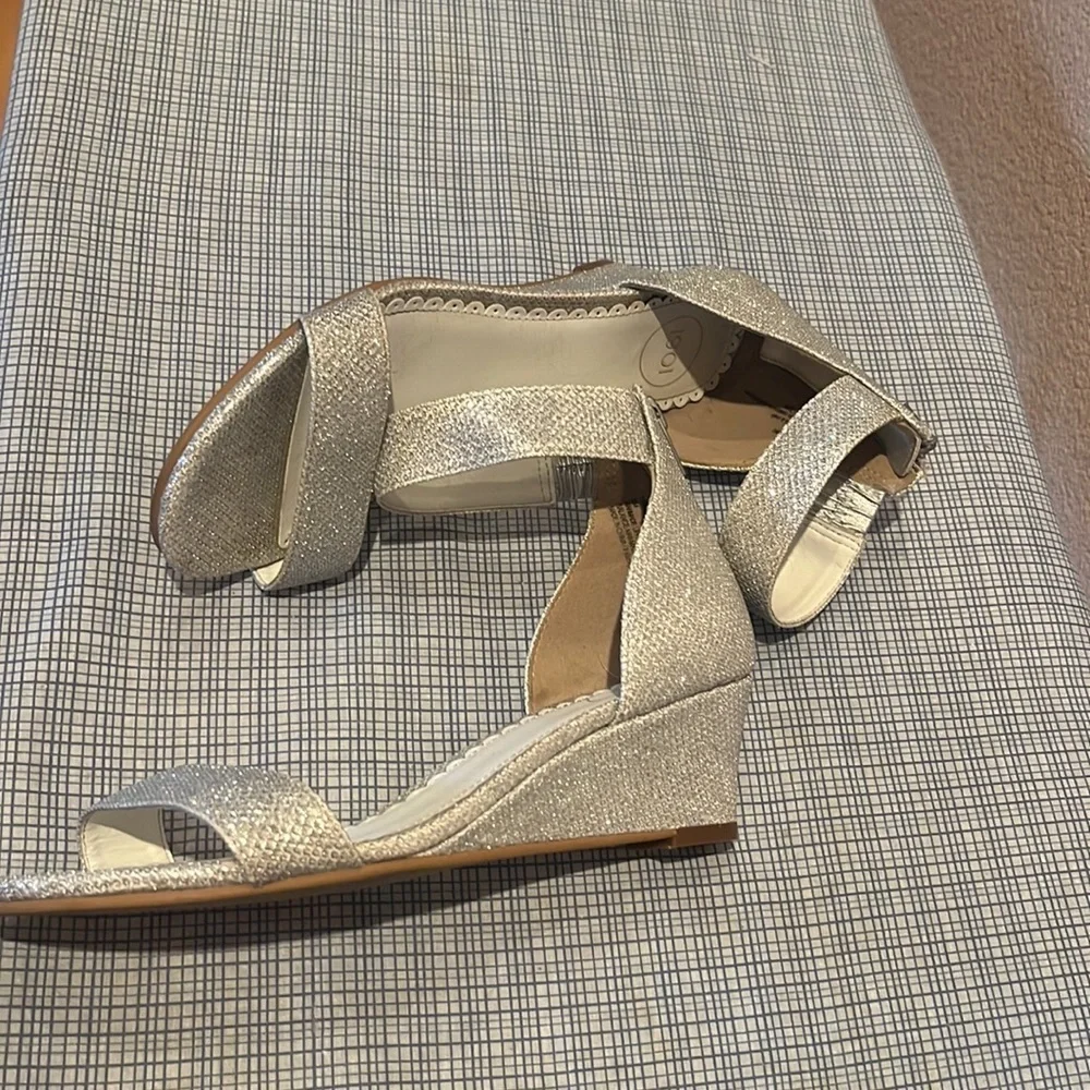 Girls Sz 3 Nordstrom 1901 Silver Sparkly Wedge Heels